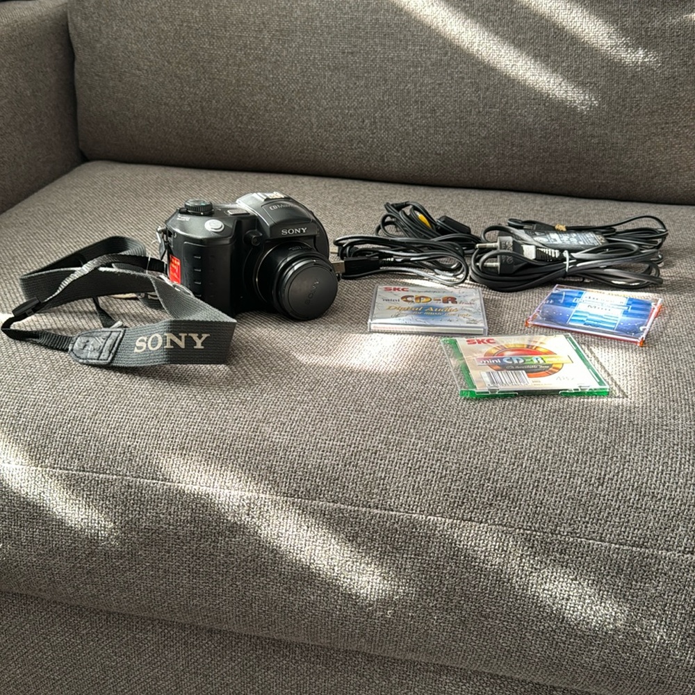 Sony CD Malvica Carl Zeiss 2/7-21 varió sonnar camera and recorder.